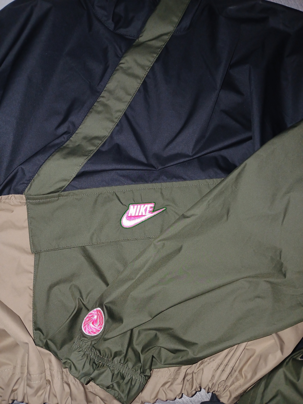 Nike Men’s Olive Green, Navy & Tan Colorblock Windbreaker with Pink Logo